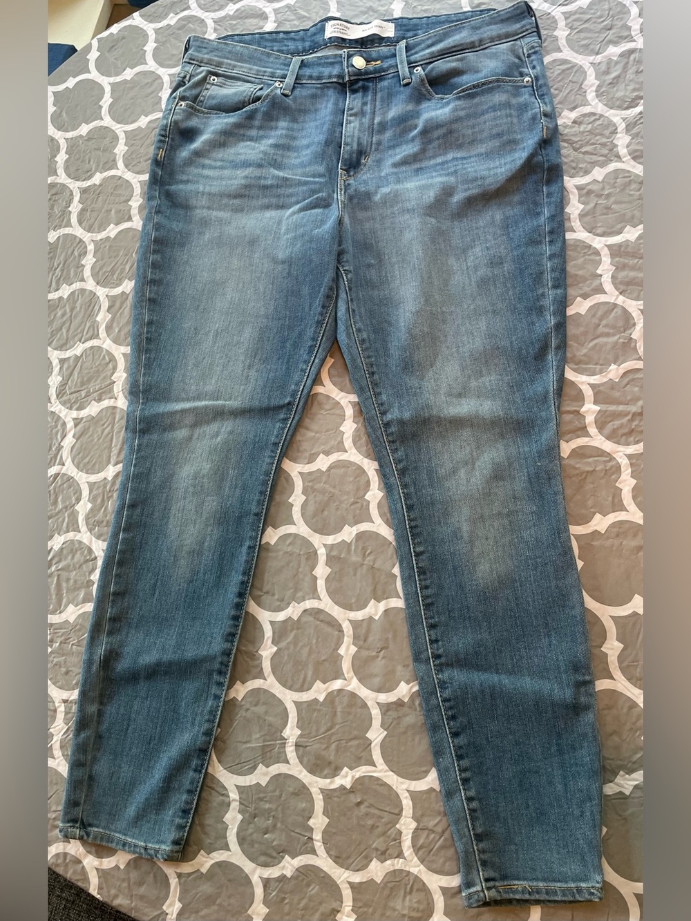 Levi mid rise skinny 69% cotton blend Women’s Blue Denim Jeans 14 short